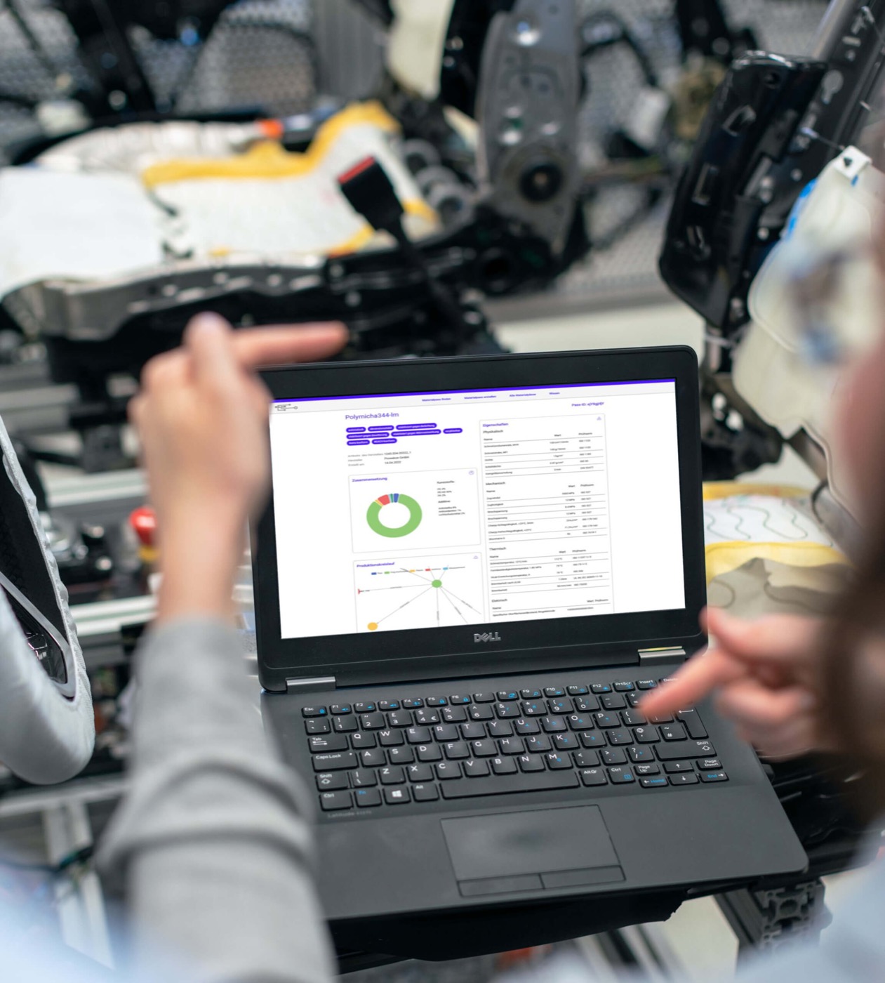 Laptop mit der Di-LinK-Anwendung in einer Produktionsumgebung